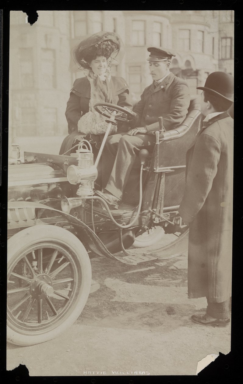 Hattie Williams sentada com o motorista em um dos primeiros automóveis de Nova York, Nova York, 1890-1910 (impressão de gelatina de prata) de Byron Company