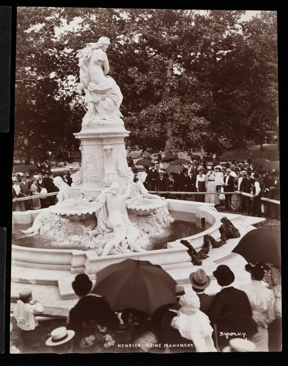 Heinrich Heine monument (Fonte Lorelei) e a multidão presente na inauguração, Grand Concourse e 164th Street, The Bronx, Nova York, 1899 (impressão em gelatina de prata) de Byron Company