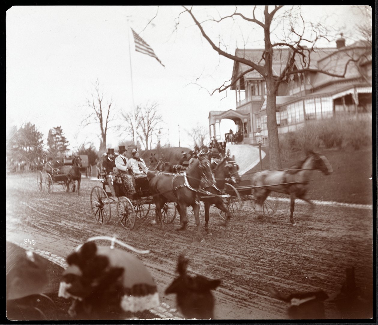 Carruagens puxadas a cavalo na Riverside Drive em frente ao Claremont Inn, Nova York, c.1895 (impressão em gelatina de prata) de Byron Company