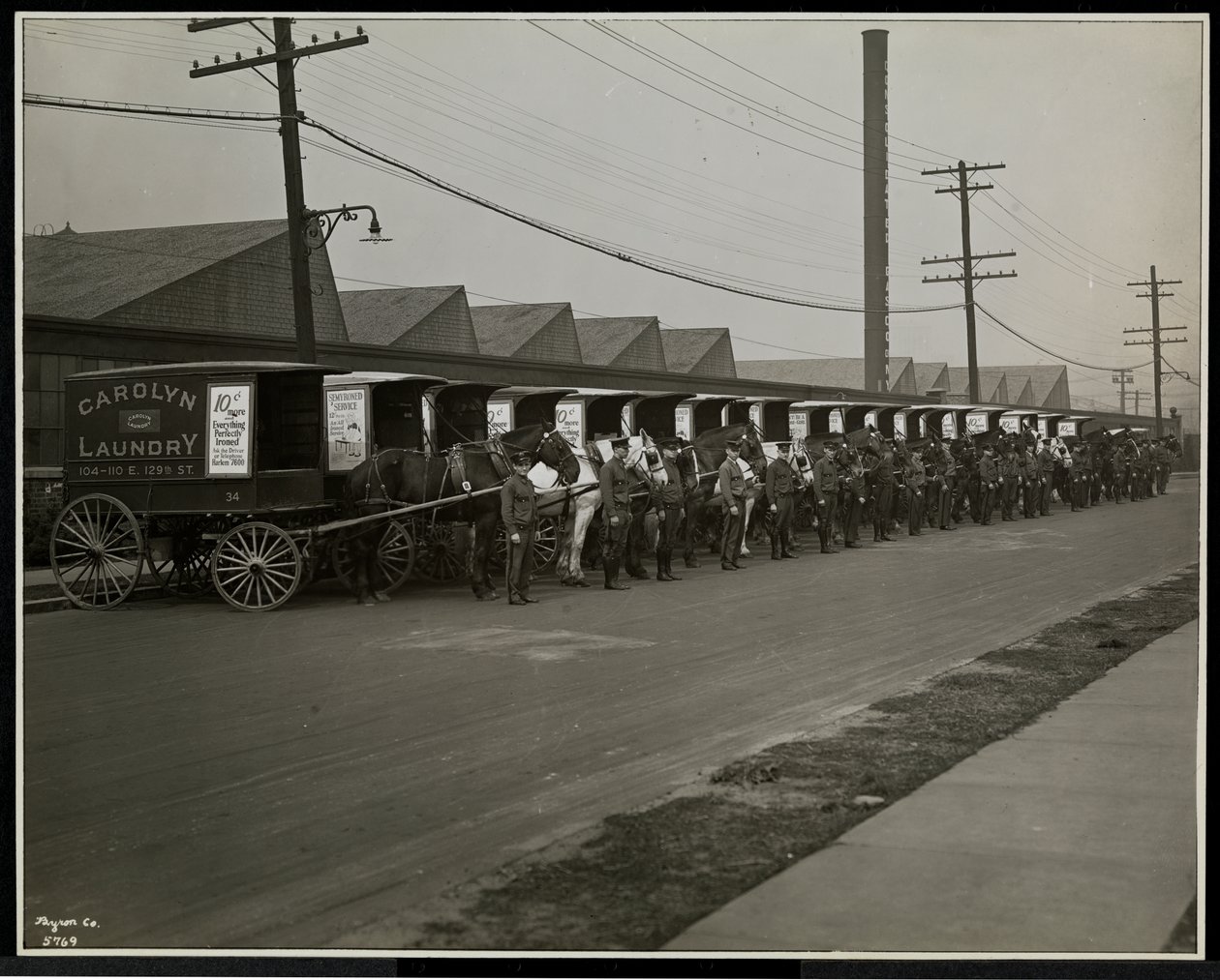 Vagões de entrega de cavalos estacionados do lado de fora da lavanderia Carolyn, na 111 East 128th Street, East Harlem, Nova York, 1929 (impressão em gelatina de prata) de Byron Company