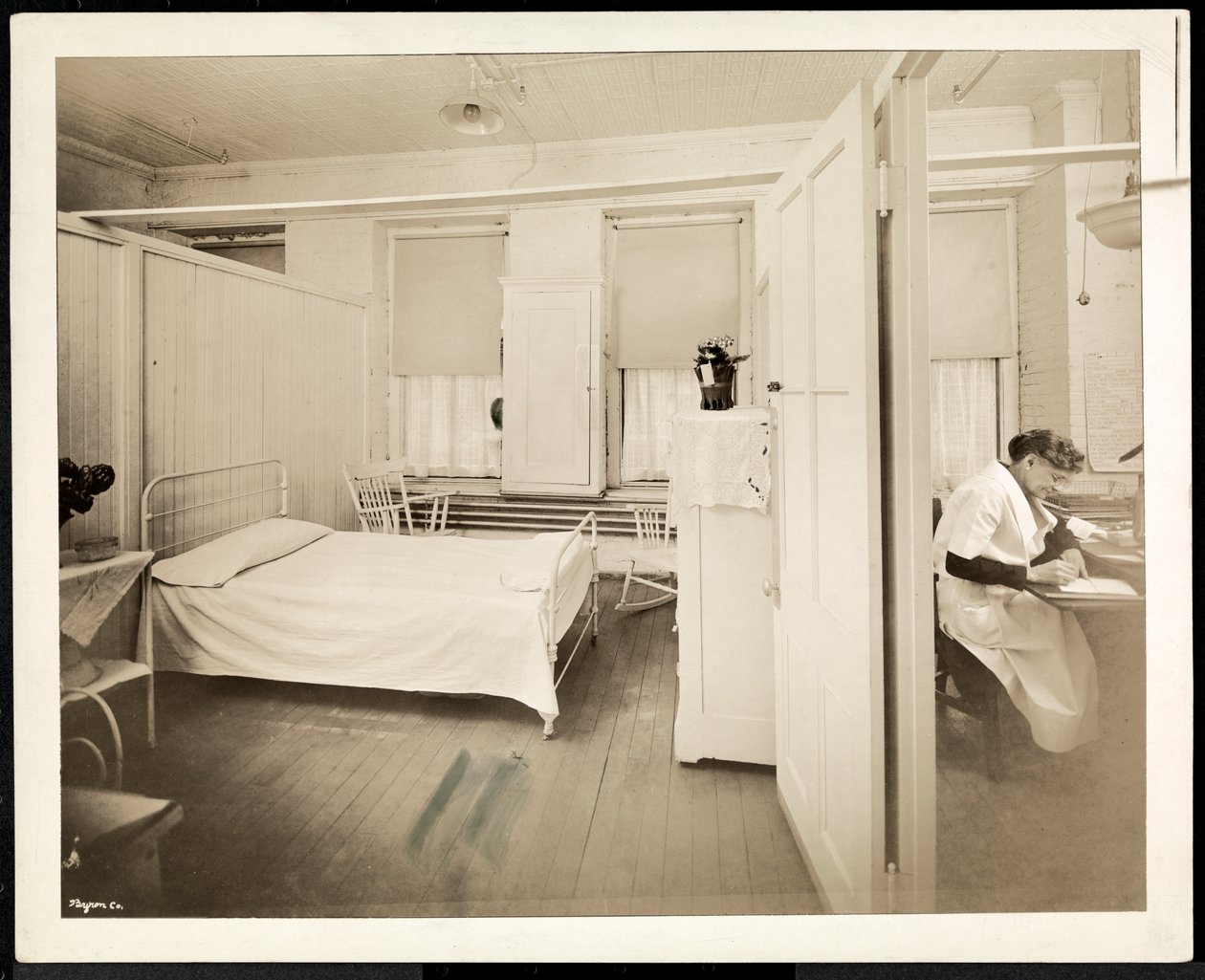 Quarto de hospital, 1928 (impressão de gelatina de prata) de Byron Company