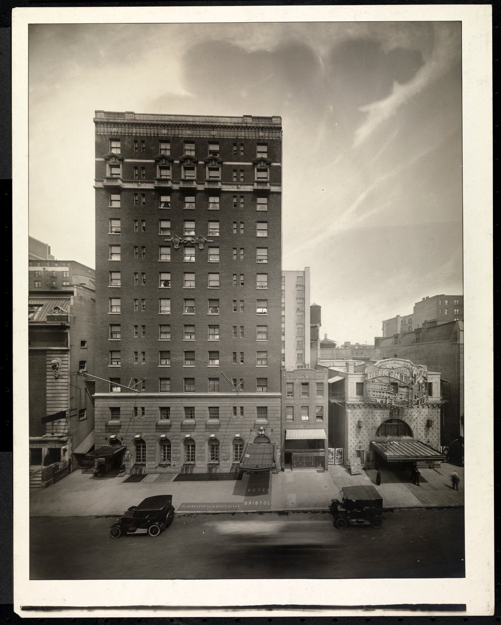 Hotel Bristol, 48th Street, Nova York, 1920 (impressão em gelatina de prata) de Byron Company