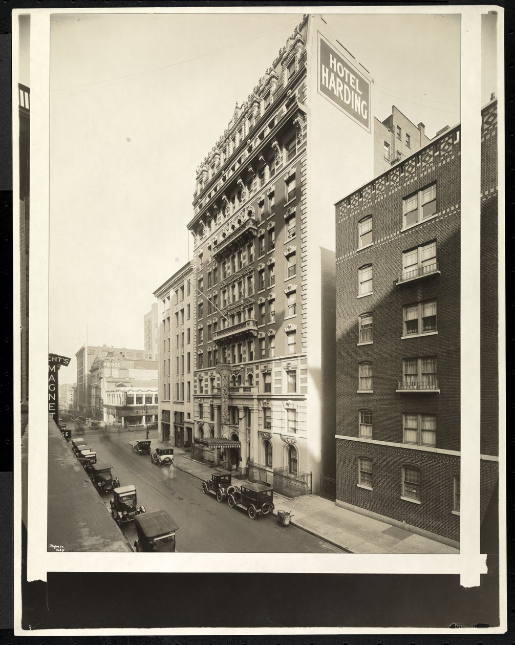 Hotel Harding na 55th Street e Broadway, Nova York, 1921 (impressão em gelatina de prata) de Byron Company