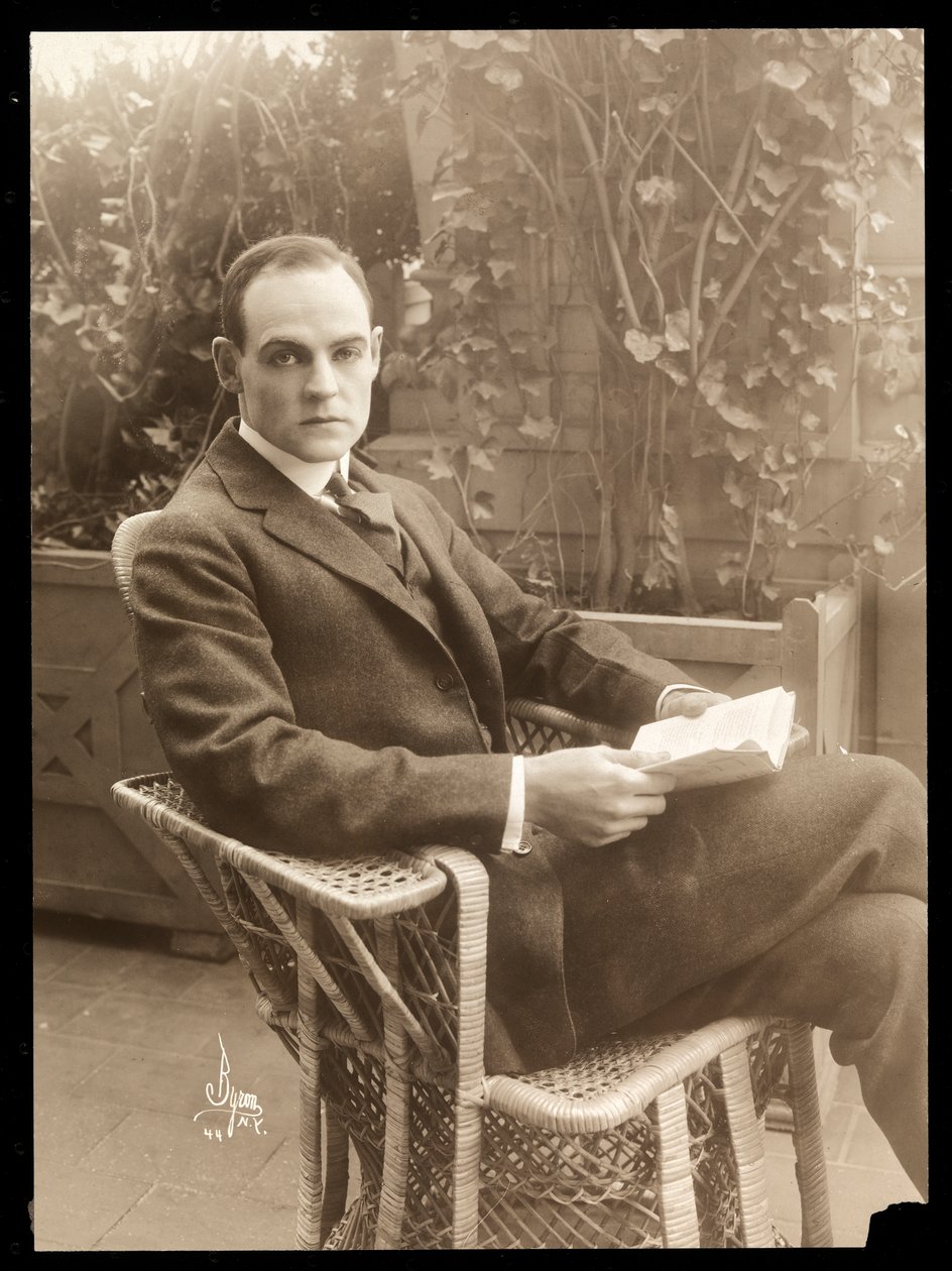 Howard Estabrook em um jardim, 1915-16 (impressão de gelatina de prata) de Byron Company