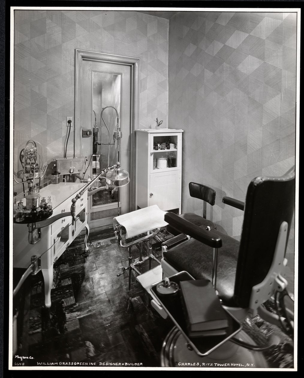 Vista interior da sala de pedicuro em Charles do salão de beleza Ritz no Ritz Tower Hotel, Park Avenue e 57th St, Nova Iorque, 1932 (impressão de gelatina de prata) de Byron Company