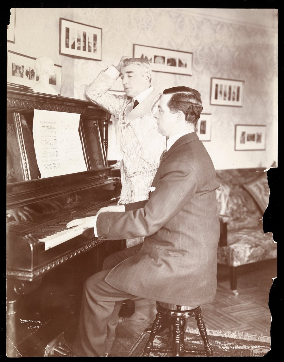 Kyrle Bellew e amigo ao piano em Bellew&39;s Home, 1908 (impressão em gelatina de prata) de Byron Company