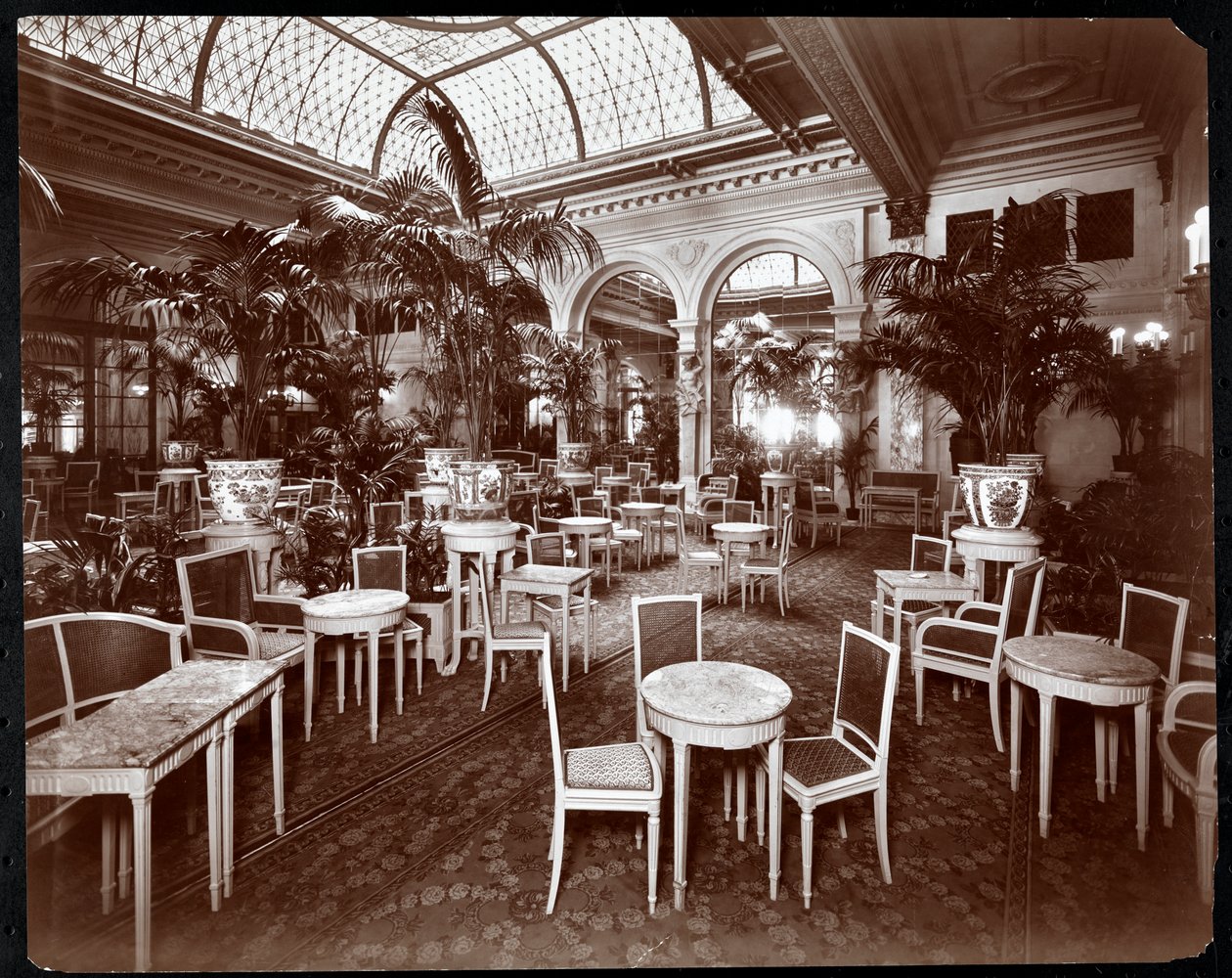 Lounge no Hotel Plaza, c.1907 (impressão em gelatina de prata) de Byron Company