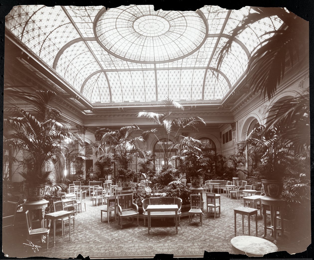 Lounge no Hotel Plaza, c.1907 (impressão em gelatina de prata) de Byron Company