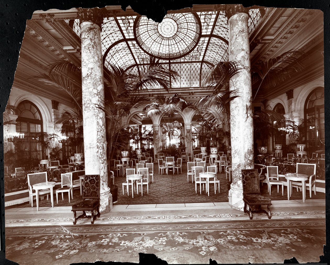 Lounge no Hotel Plaza, c.1907 (impressão em gelatina de prata) de Byron Company