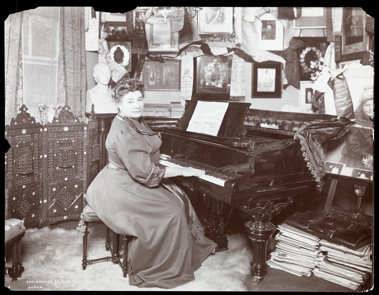 Madame Schumann Heink sentada em um piano de 1906 (impressão de gelatina de prata) de Byron Company