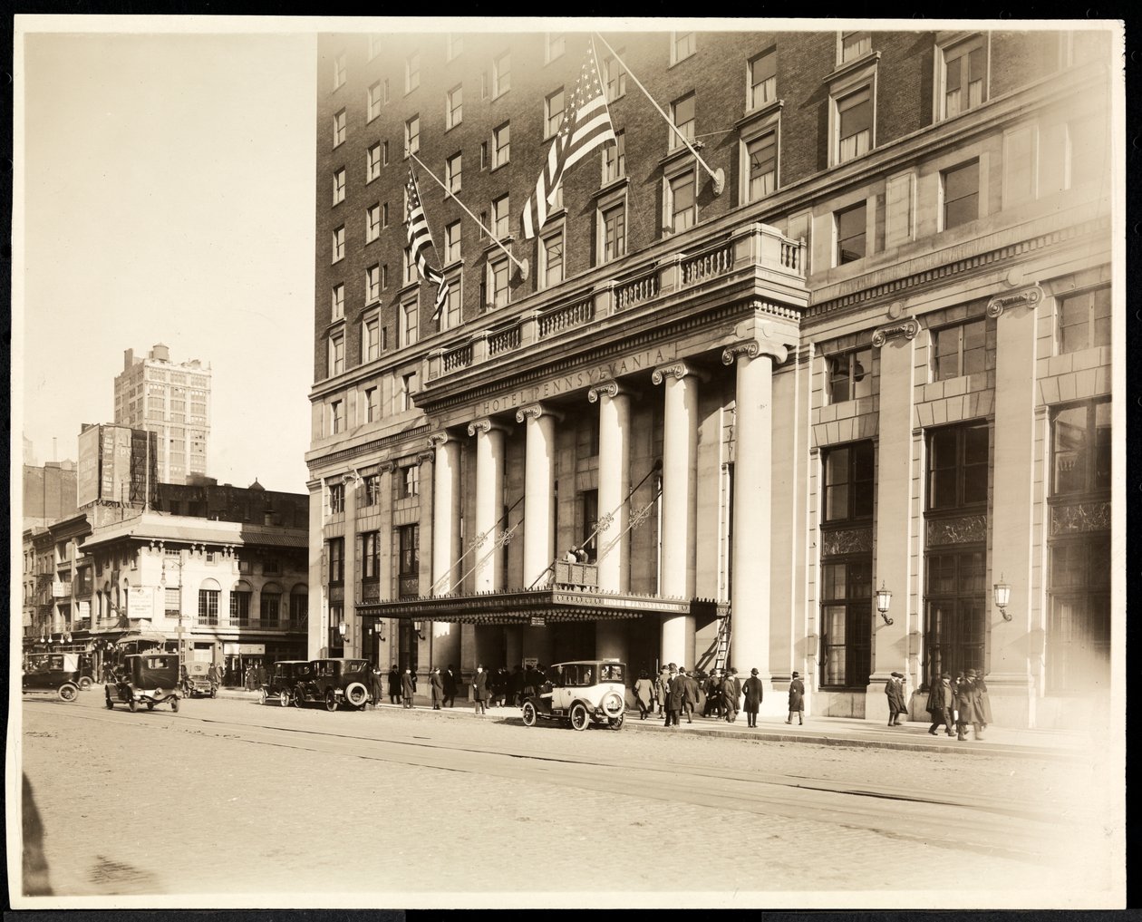 Entrada principal do Hotel Pennsylvania, 7th Avenue e 32nd Street, Nova York, 1919 (impressão em gelatina de prata) de Byron Company