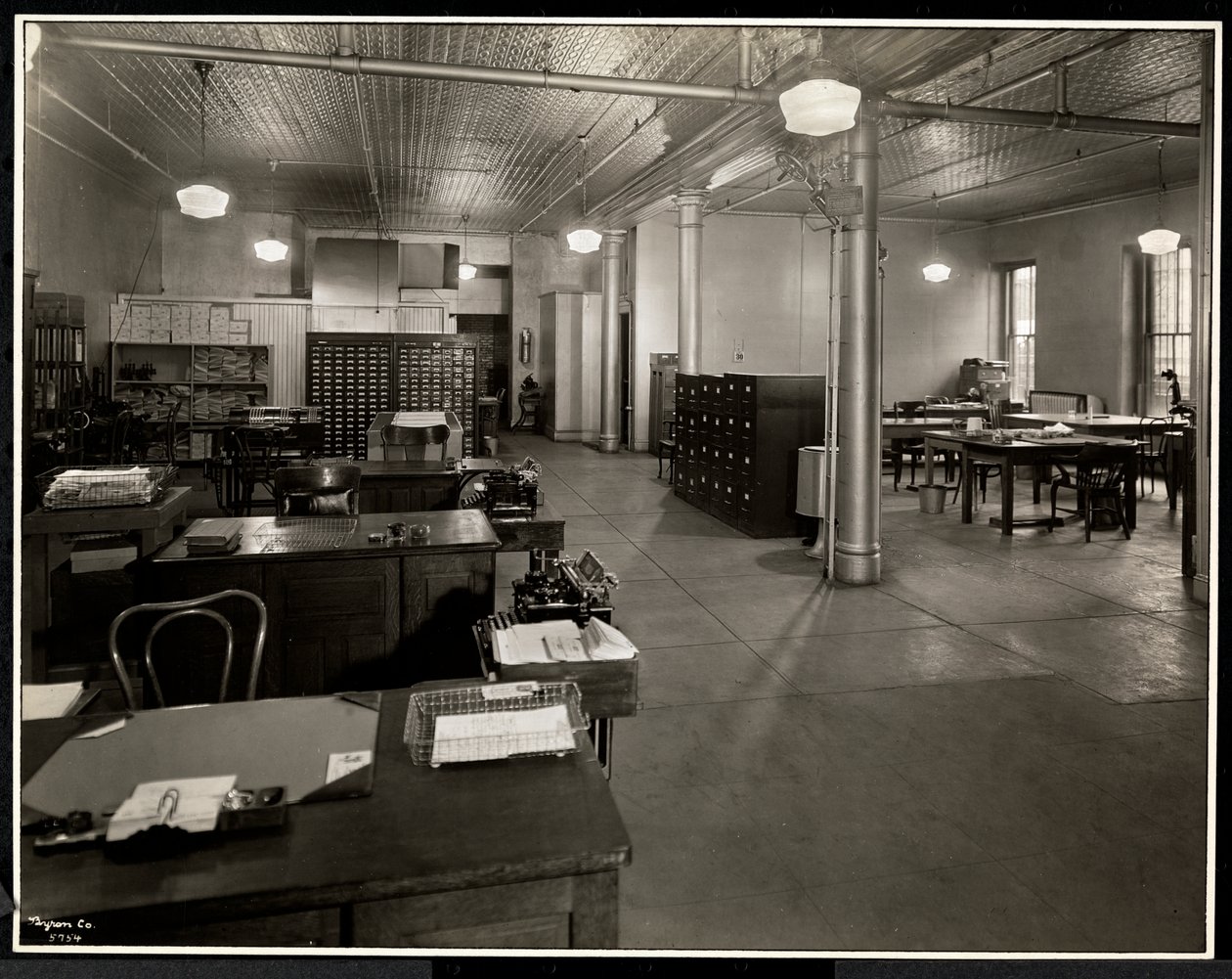 Escritório principal da lavanderia Carolyn na 111 East 129th Street, East Harlem, Nova York, 1929 (impressão em gelatina de prata) de Byron Company
