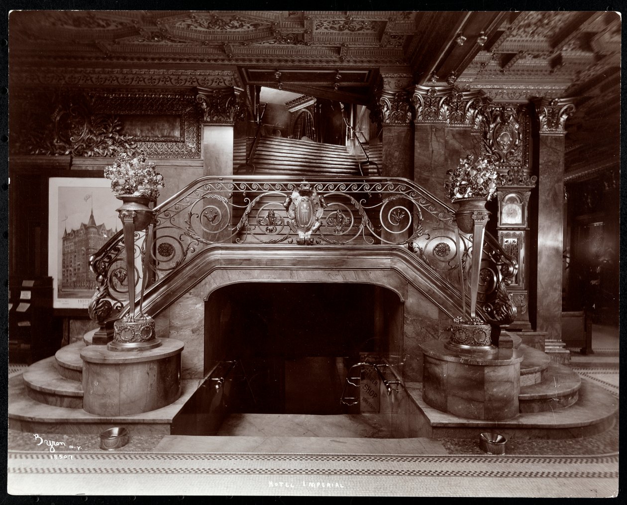 Escadaria principal no átrio do Hotel Imperial, 1904 (impressão em gelatina prateada) de Byron Company