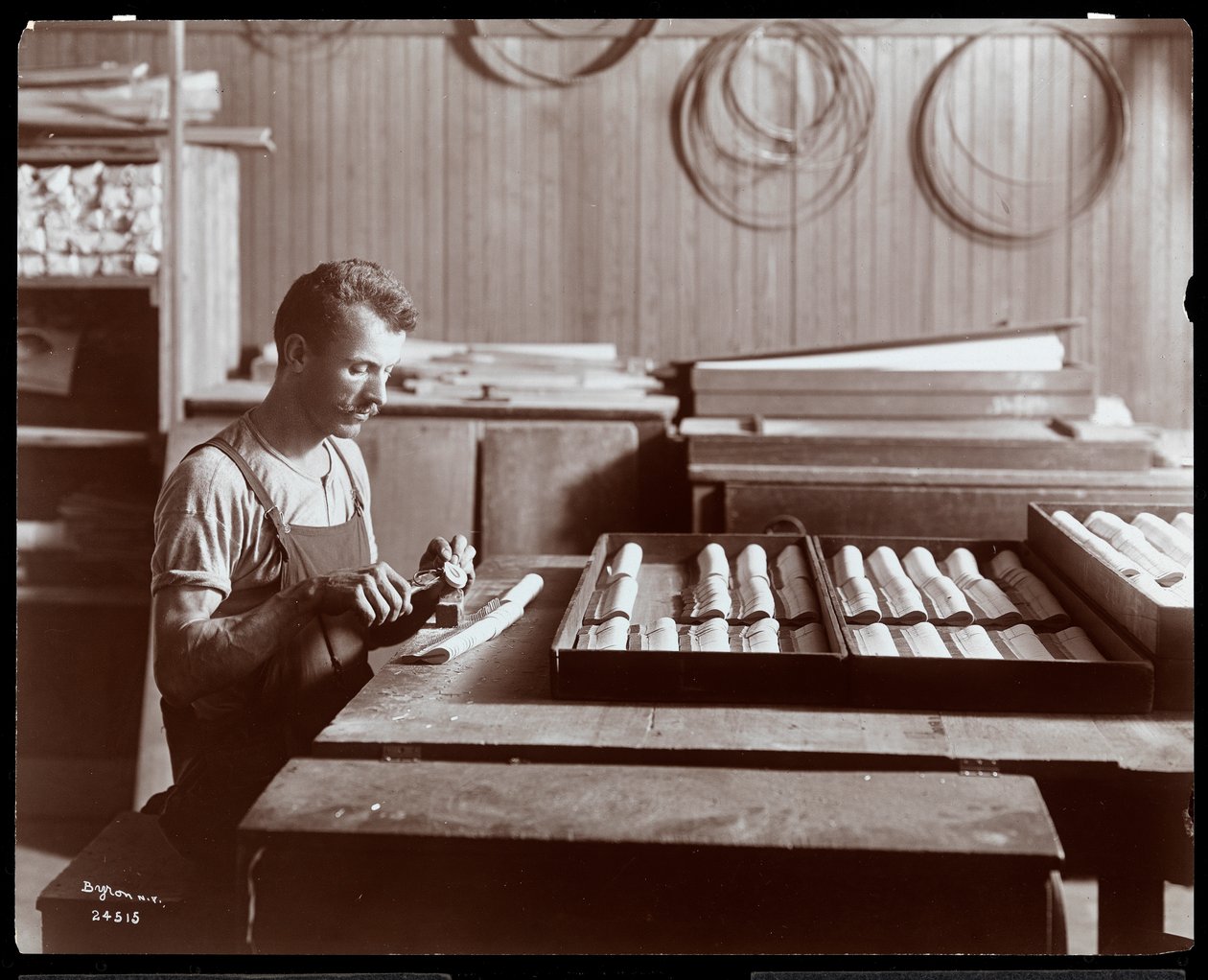 Homem trabalhando na Hardman, Peck und Co. fábrica de piano, Nova York, 1907 (impressão de gelatina de prata) de Byron Company