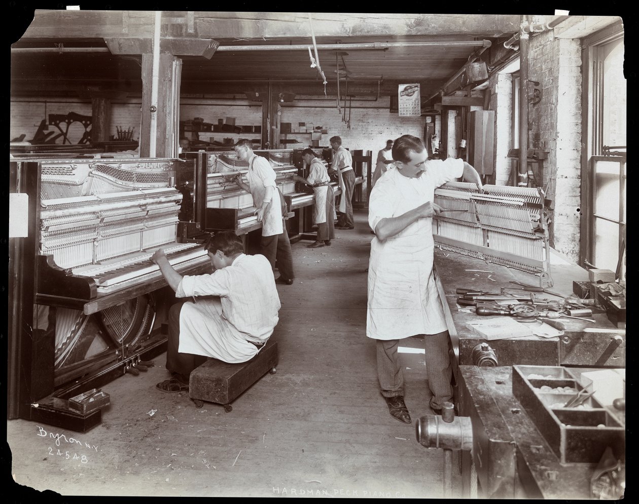 Homens que trabalham na fábrica de pianos Hardman, Peck und Co., Nova York, 1907 (impressão em gelatina de prata) de Byron Company