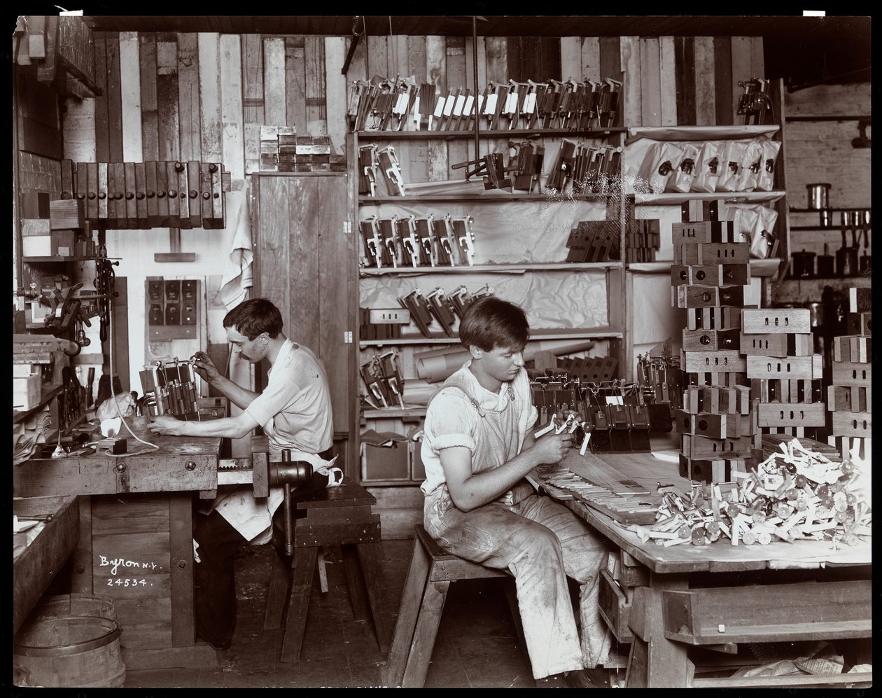 Homens que trabalham na fábrica de pianos Hardman, Peck und Co., Nova York, 1907 (impressão em gelatina de prata) de Byron Company