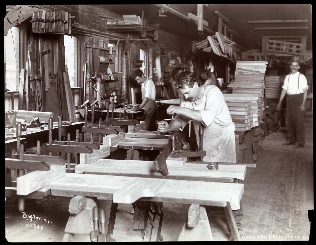 Homens que trabalham na fábrica de pianos Hardman, Peck und Co., Nova York, 1907 (impressão em gelatina de prata) de Byron Company