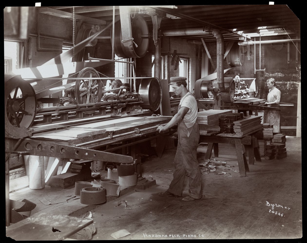 Homens que trabalham na fábrica de pianos Hardman, Peck und Co., Nova York, 1907 (impressão em gelatina de prata) de Byron Company