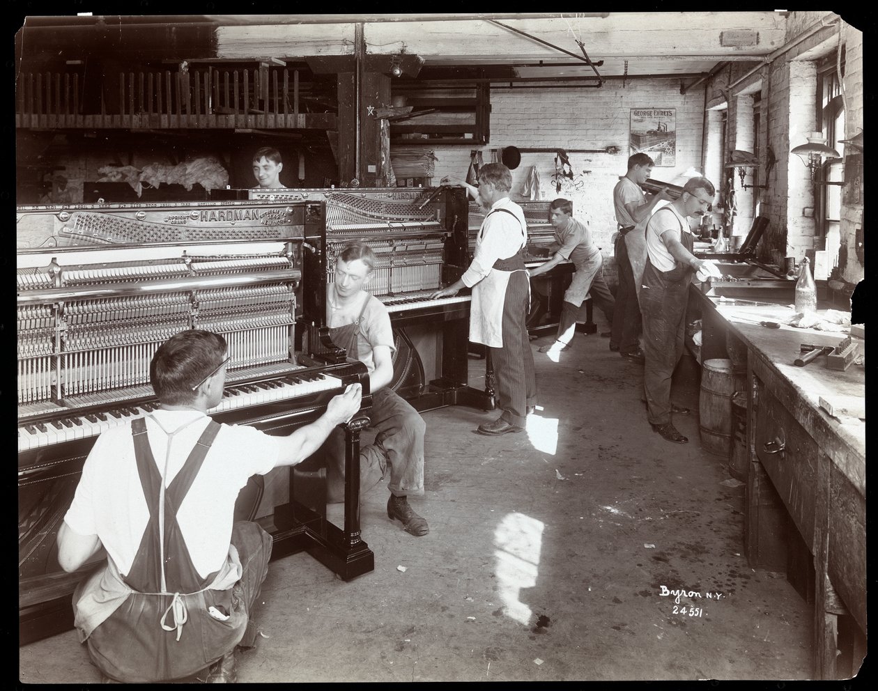 Homens que trabalham na fábrica de pianos Hardman, Peck und Co., Nova York, 1907 (impressão em gelatina de prata) de Byron Company