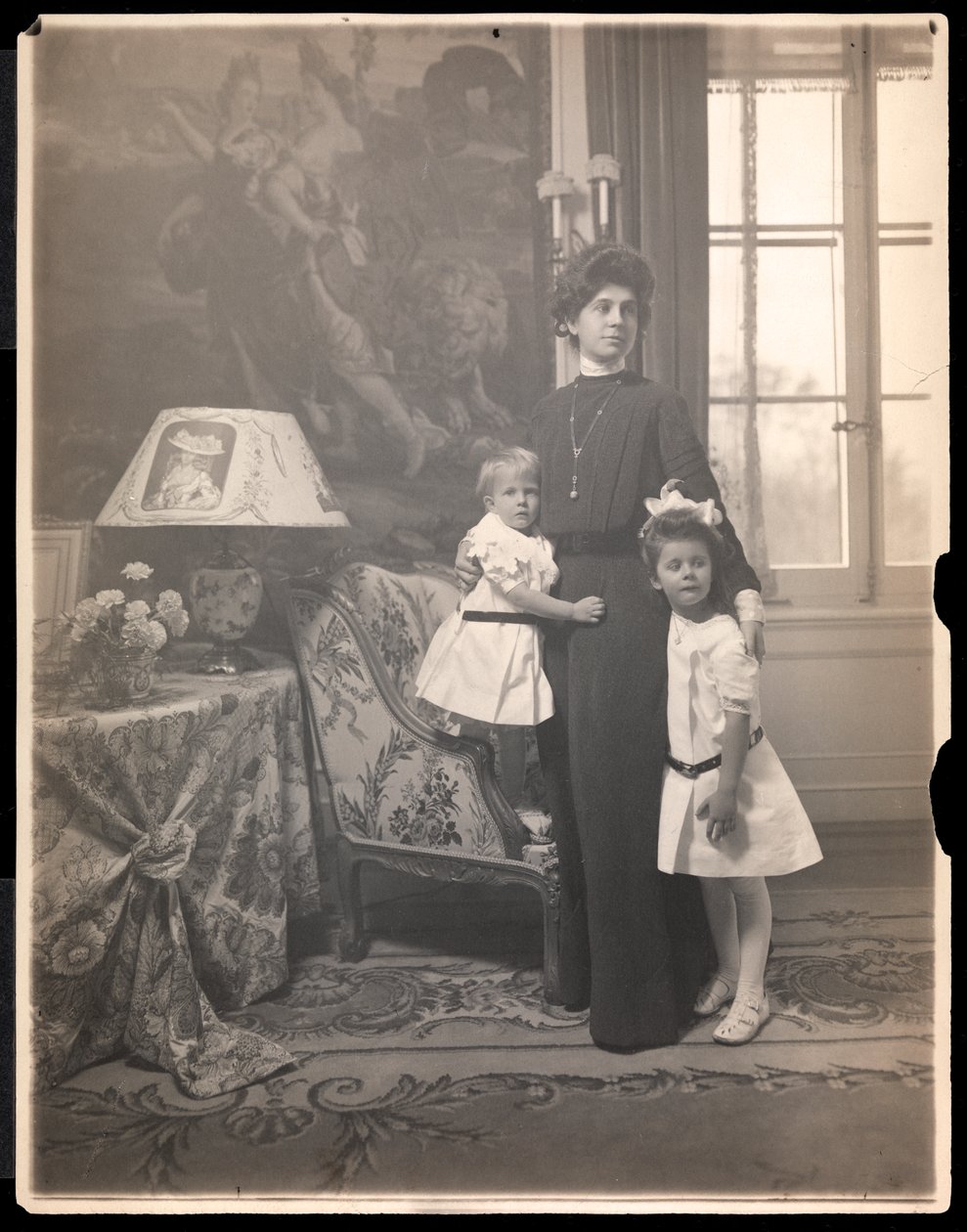 Sra. Clarence Mackay com seus filhos em Harbour Hill, Long Island, c.1905 (impressão em platina) de Byron Company