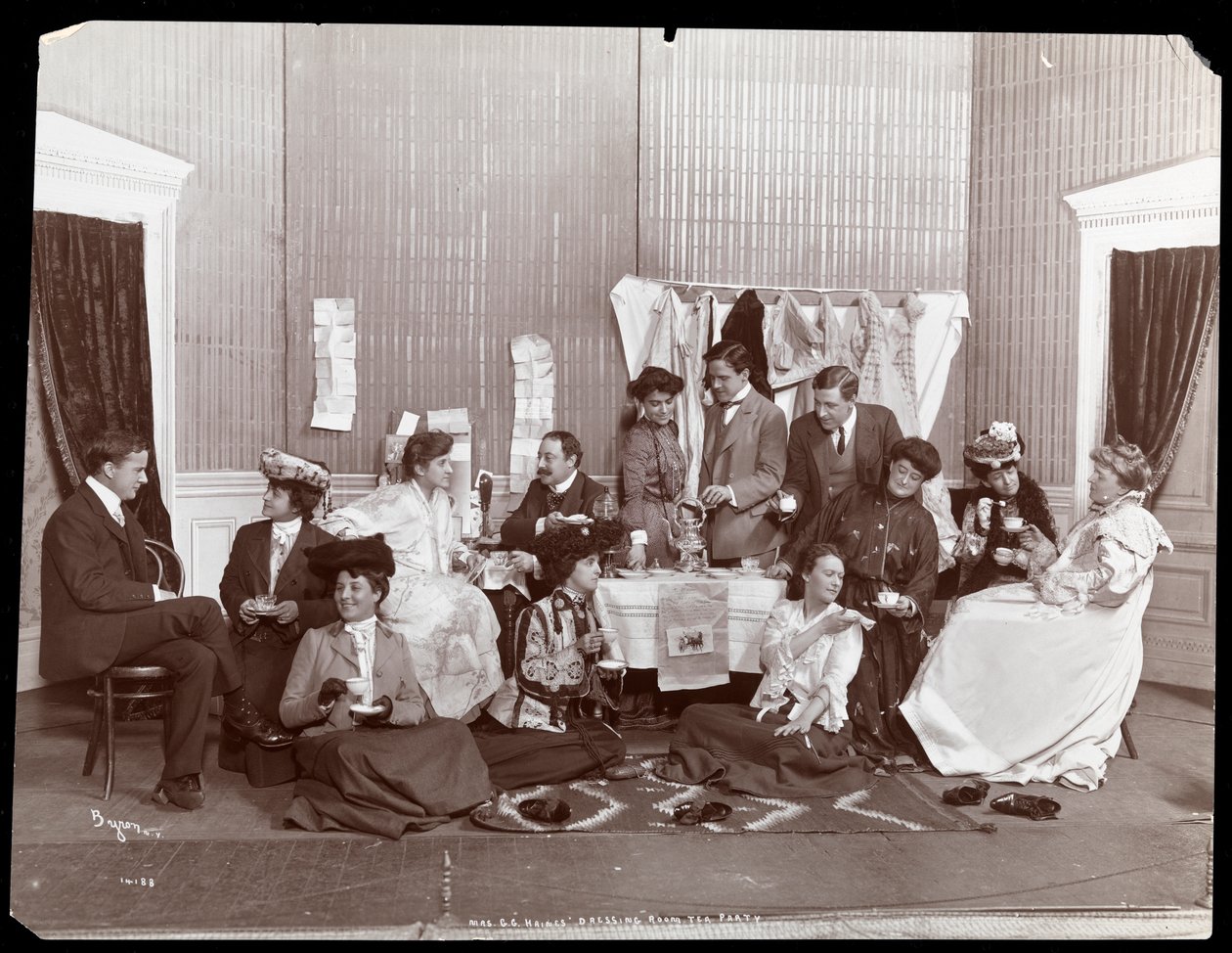 Sra. GG Haines, Tea Party Room, 1902 (impressão em gelatina de prata) de Byron Company