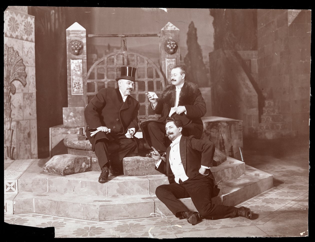 Oscar Hammerstein e outros dois no Manhattan Opera House, c.1905 (impressão em gelatina de prata) de Byron Company