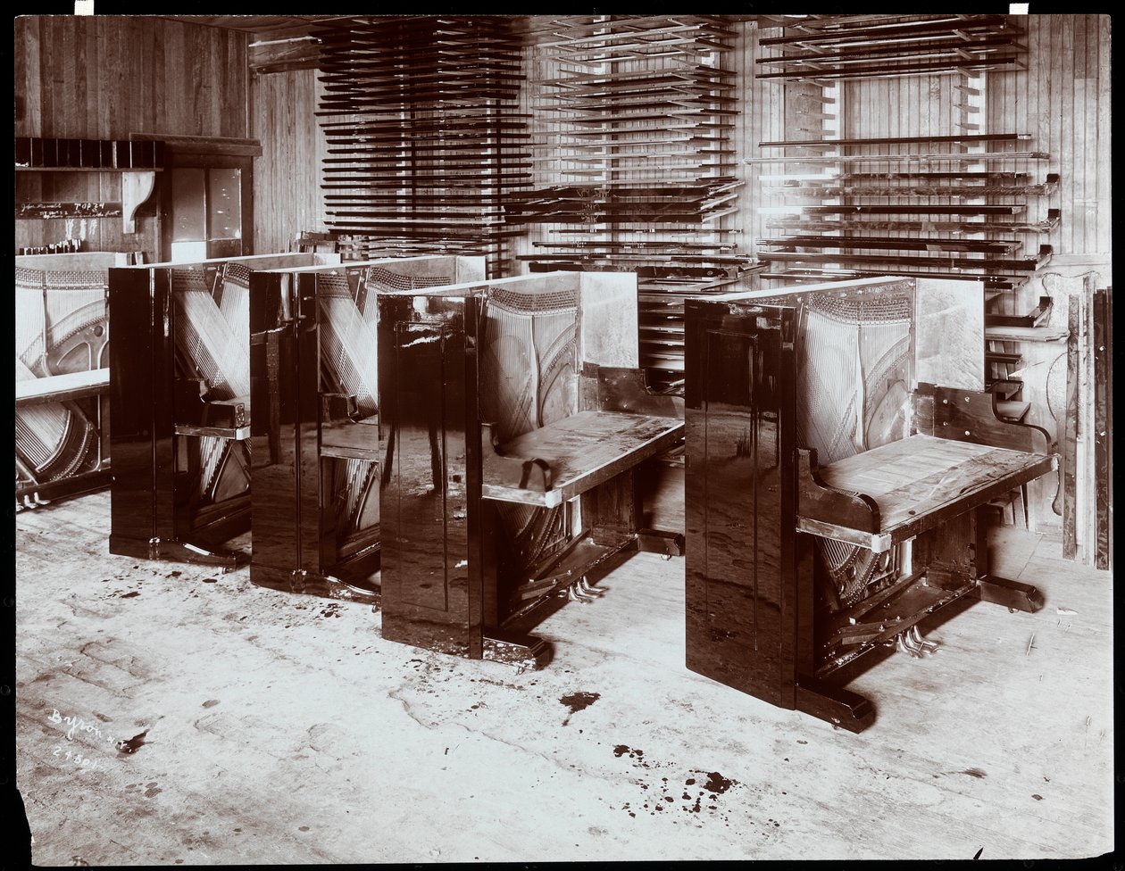 Pianos em construção na fábrica Hardman, Peck und Co., Nova York, 1907 (impressão em gelatina de prata) de Byron Company