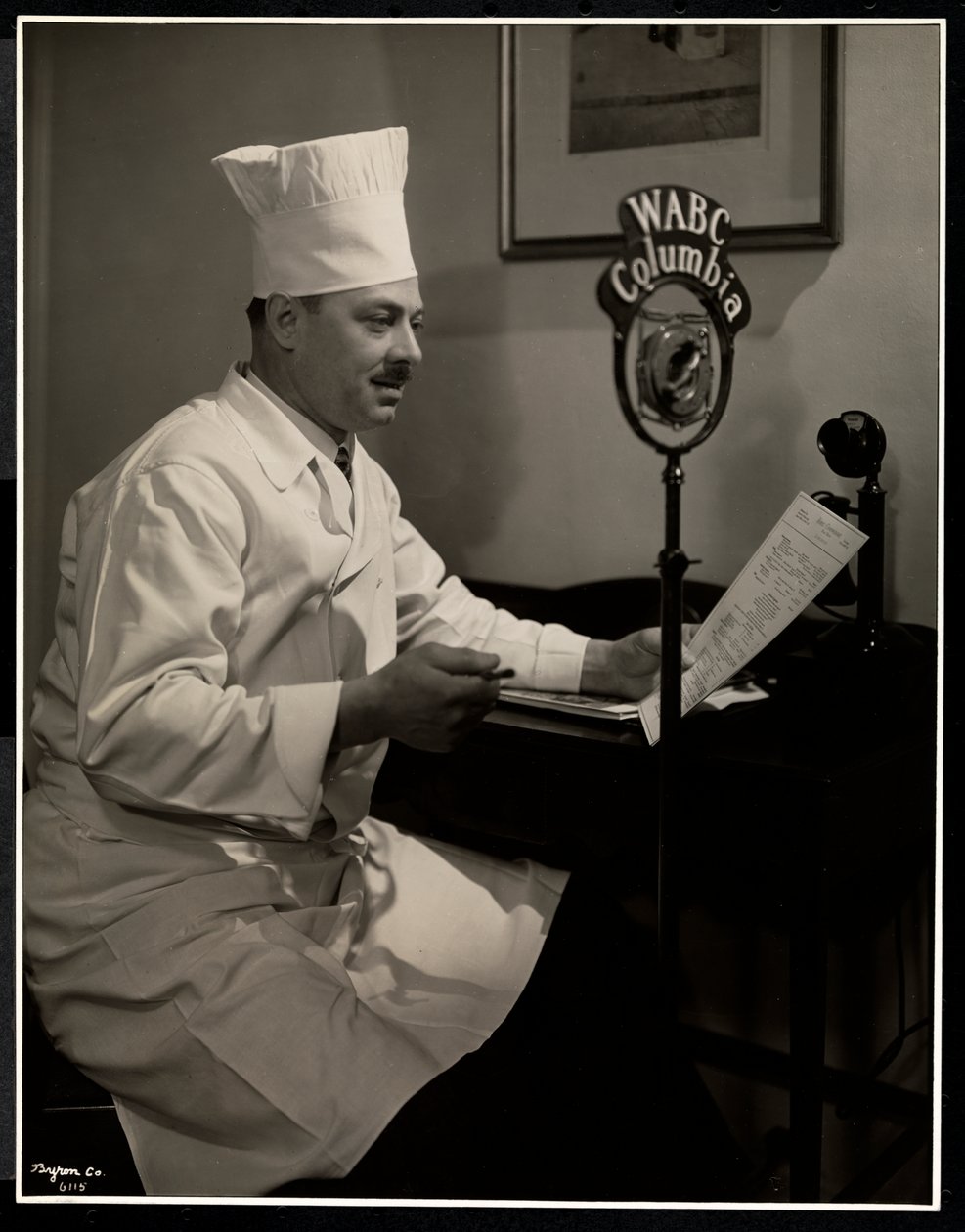 Retrato do Chef Maurice Hervieux ao microfone no Hotel Commodore, 1930 (impressão de gelatina de prata) de Byron Company