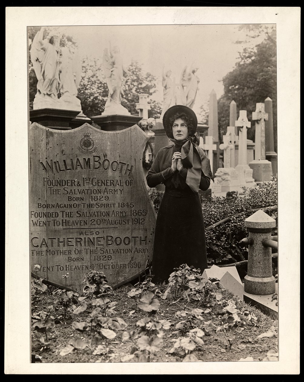 Retrato de Eva Booth no túmulo de seu pai, General William Booth, c.1915 (impressão de gelatina de prata) de Byron Company