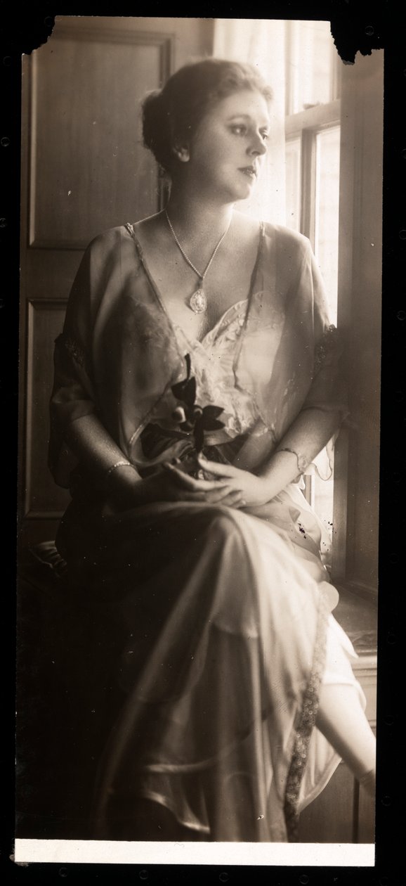 Retrato de Jobyna Howland, 1908-9 (impressão de gelatina de prata) de Byron Company