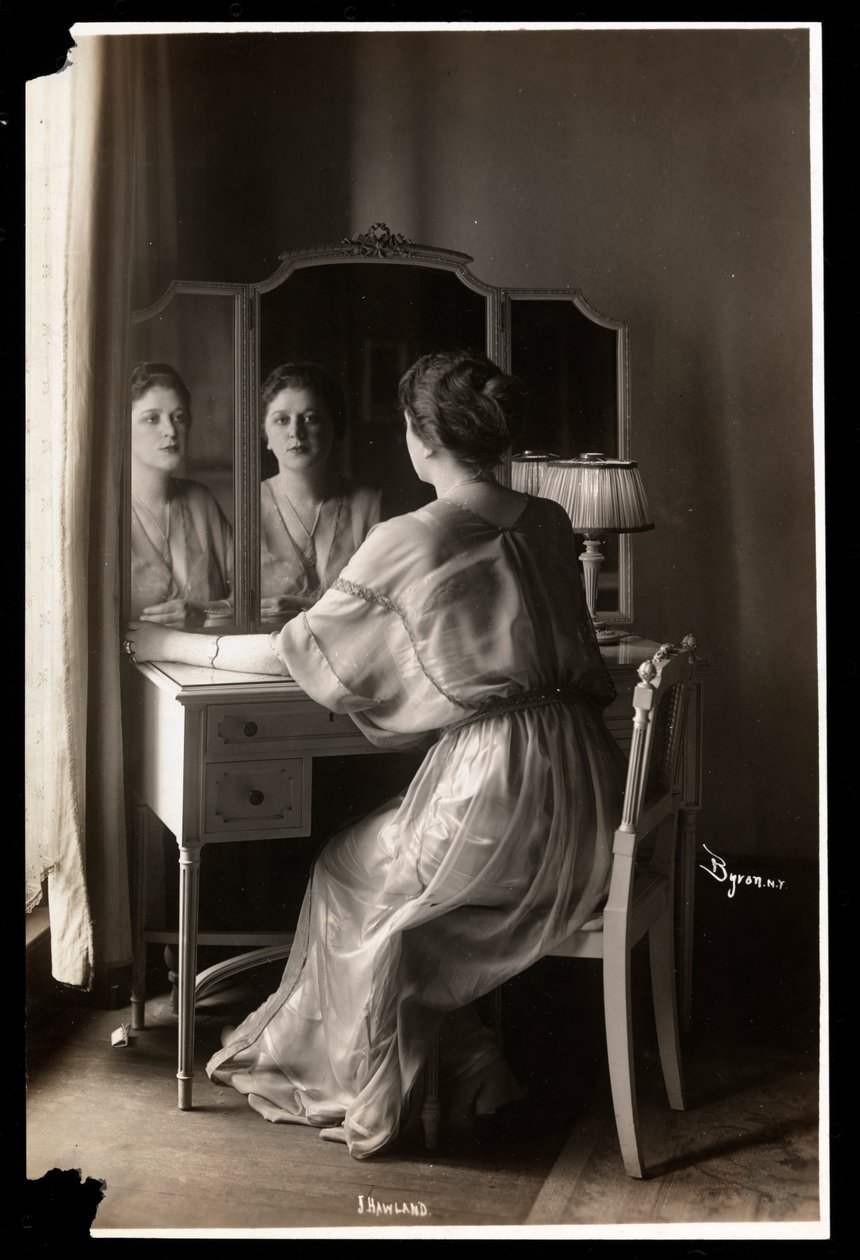 Retrato de Jobyna Howland sentada em sua penteadeira, 1908-9 (impressão de gelatina de prata) de Byron Company