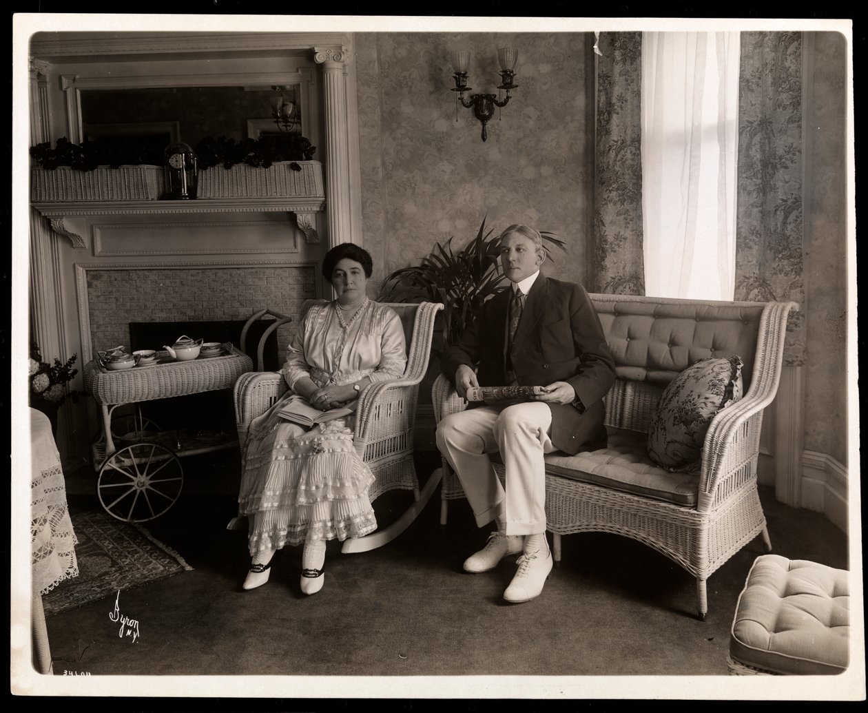 Retrato do Sr. und Mrs. Howard sentado posou em uma sala de estar em sua casa em 200 5th Avenue, Nova York, 1916-6 (impressão de gelatina de prata) de Byron Company