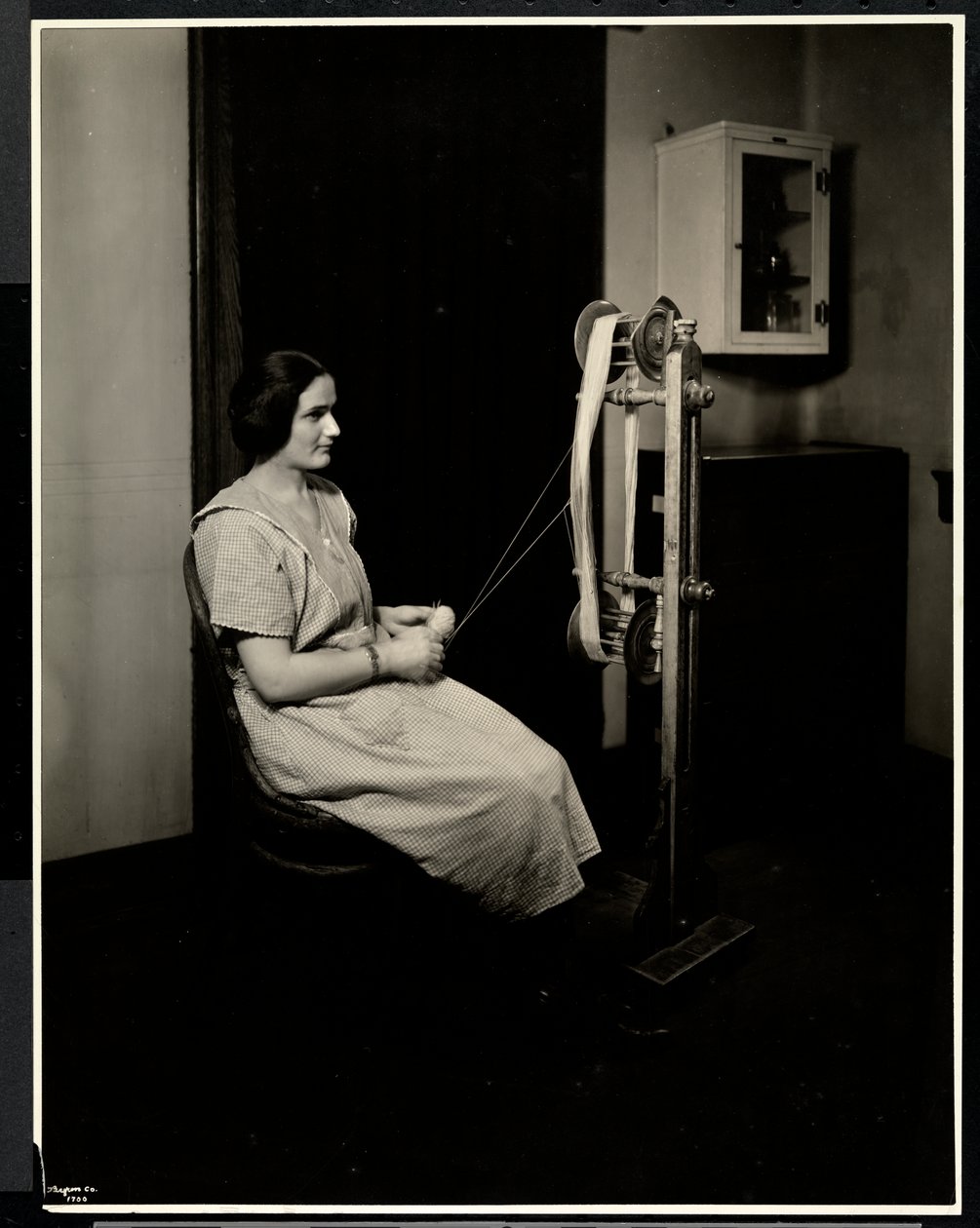 Retrato de uma jovem mulher cega, surda e muda, a fiar na Associação de Nova Iorque para os cegos, 111 East 59th St., Nova Iorque, 1923 (impressão de gelatina de prata) de Byron Company