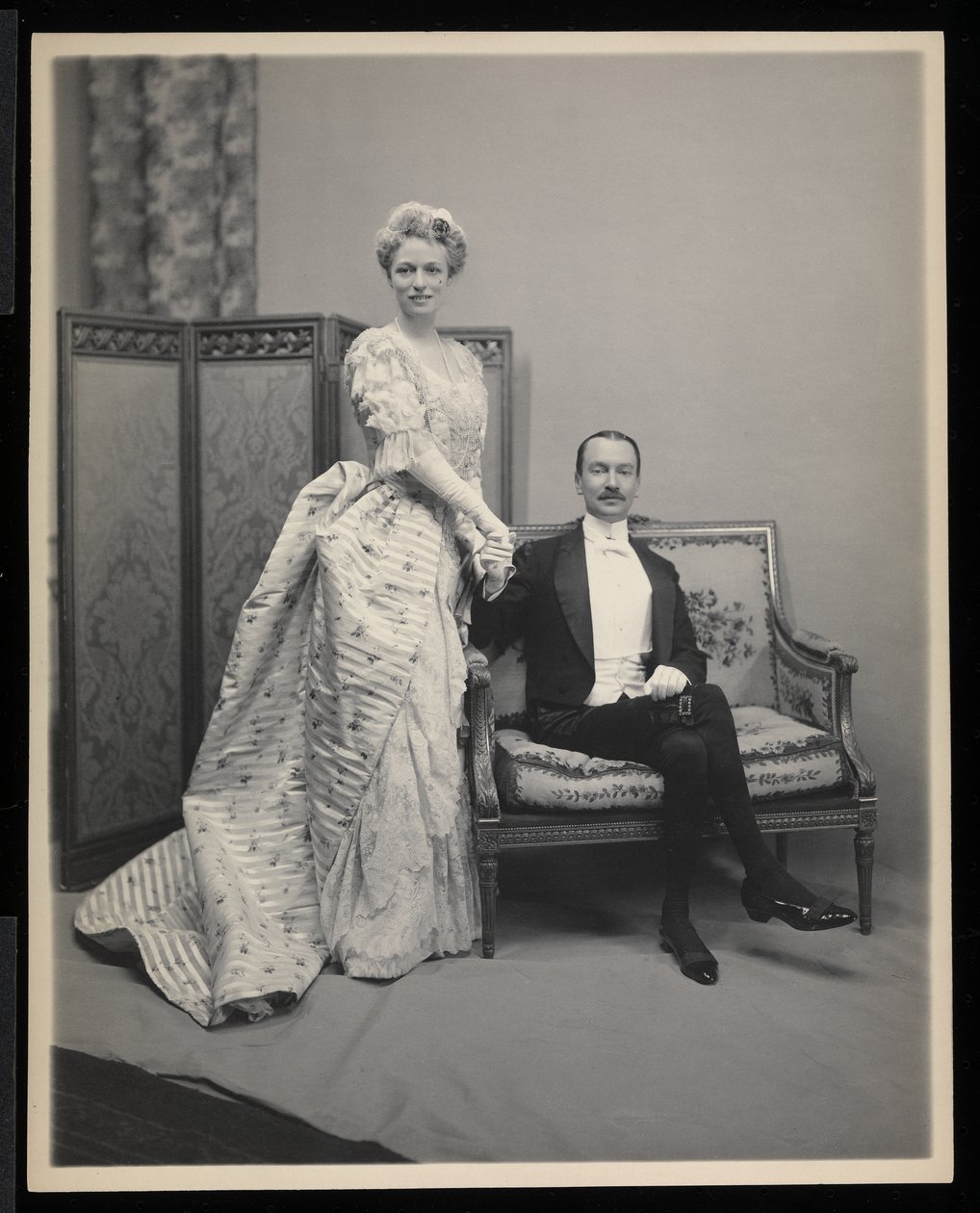 Retrato de um homem não identificado e mulher no James Hazen Hyde Ball, Nova Iorque, 31 de janeiro de 1905 (impressão de gelatina de prata) de Byron Company