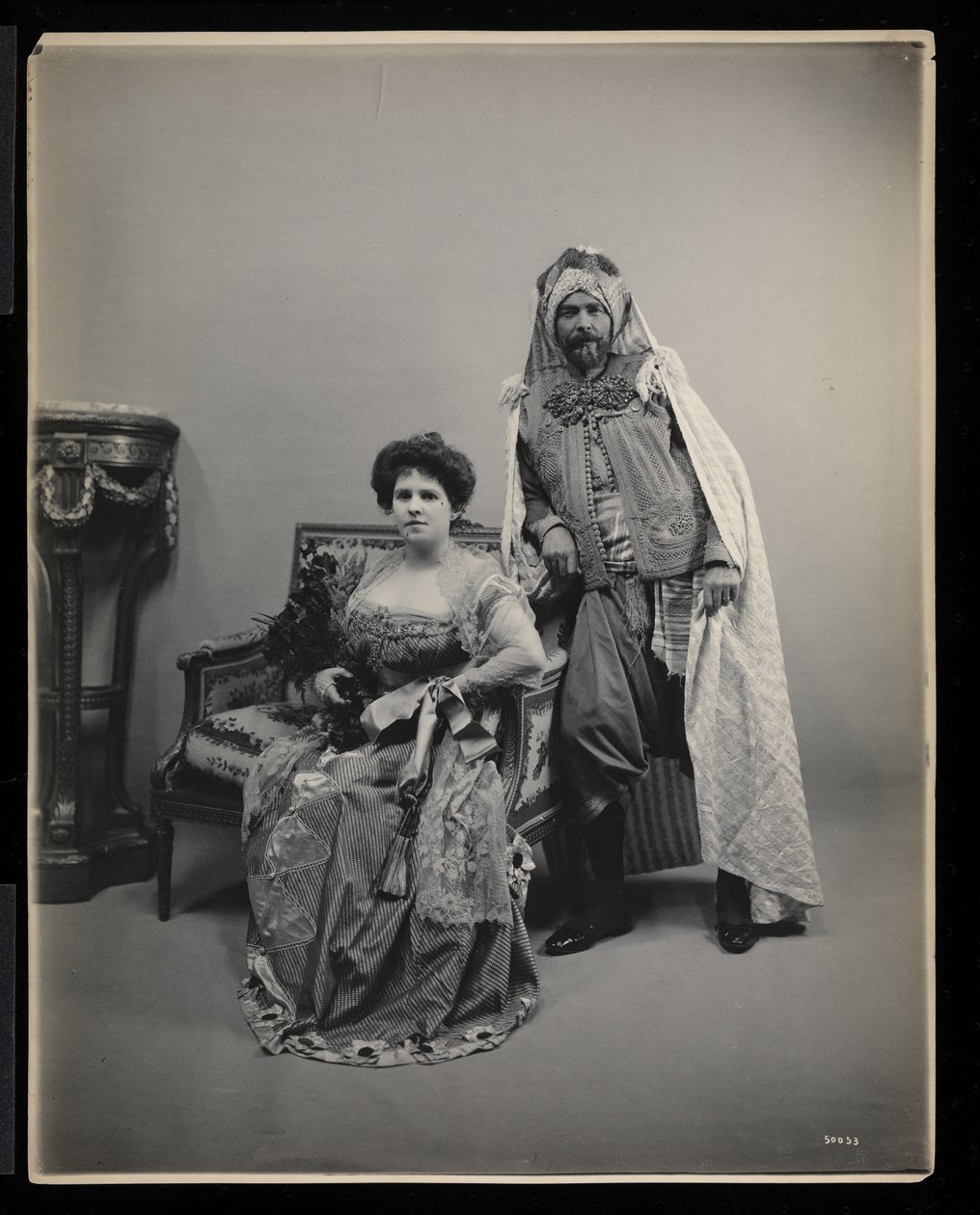 Retrato de um homem não identificado e mulher no James Hazen Hyde Ball, Nova Iorque, 31 de janeiro de 1905 (impressão de gelatina de prata) de Byron Company