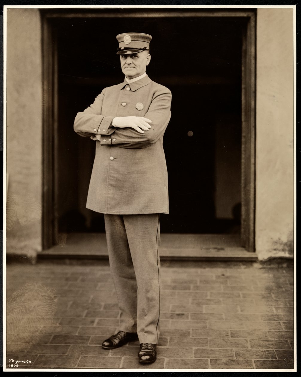 Retrato do policial mais alto do Hotel Commodore, 1922 (impressão em gelatina de prata) de Byron Company