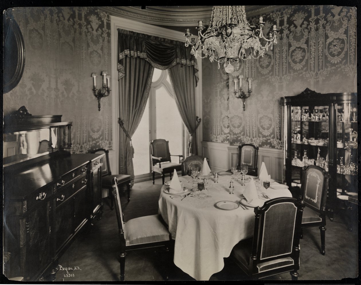 Sala de jantar privada no Hotel Knickerbocker, 1906 (impressão em gelatina prateada) de Byron Company