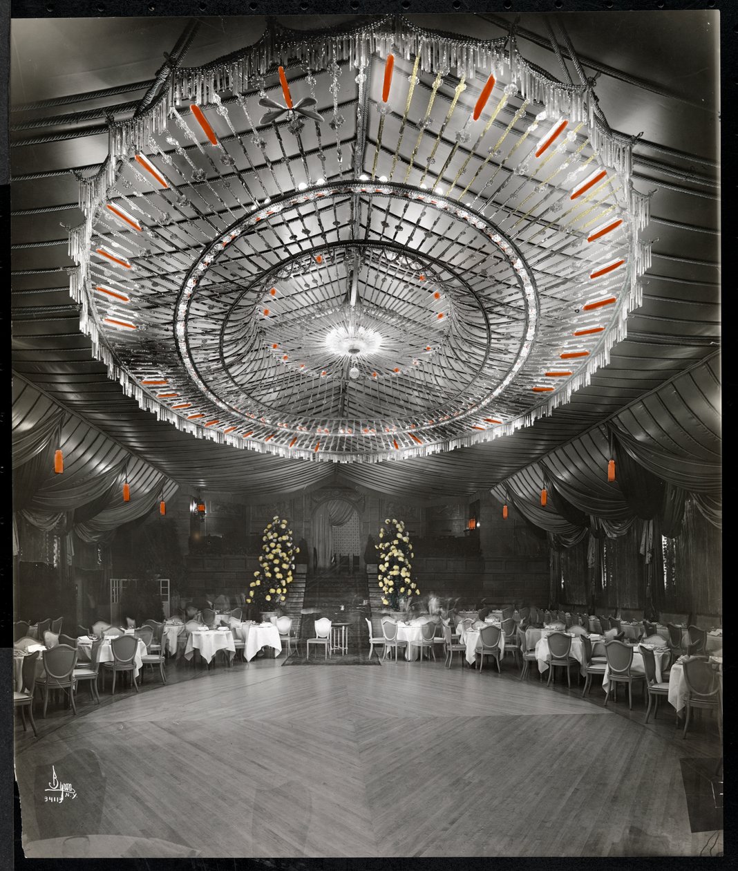 Sala de recepção no Ritz-Carlton Hotel, 1915 ou 1916 (estampa de gelatina prateada colorida à mão) de Byron Company