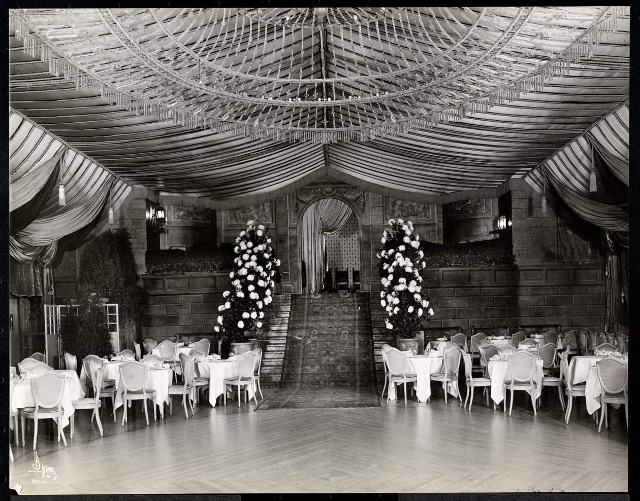Sala de recepção no Ritz-Carlton Hotel, 1915 ou 1916 (impressão em gelatina prateada) de Byron Company