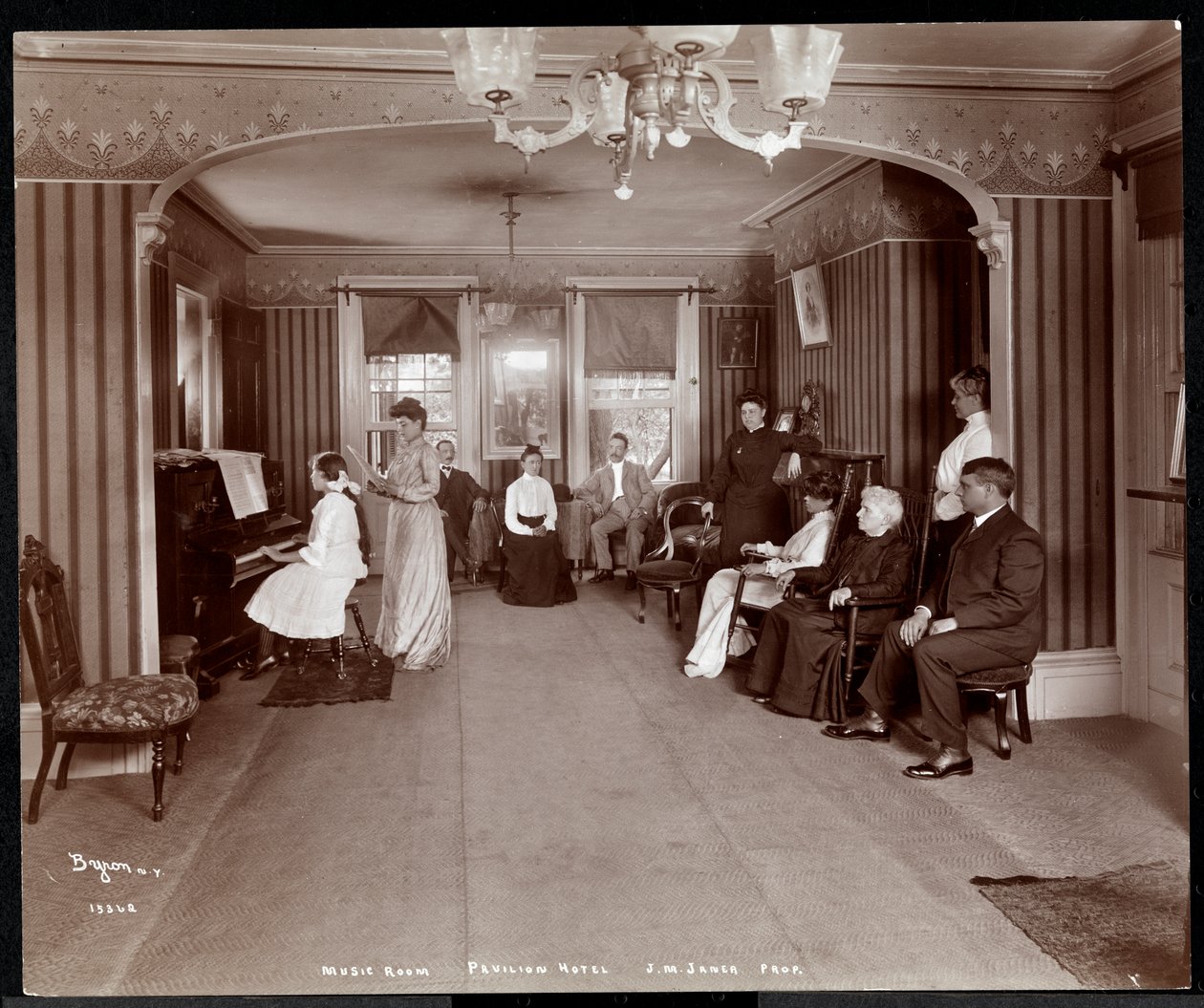 Recital na Sala de Música do Janer&39;s Pavilion Hotel, Red Bank, Nova Jersey, 1903 (impressão em gelatina de prata) de Byron Company