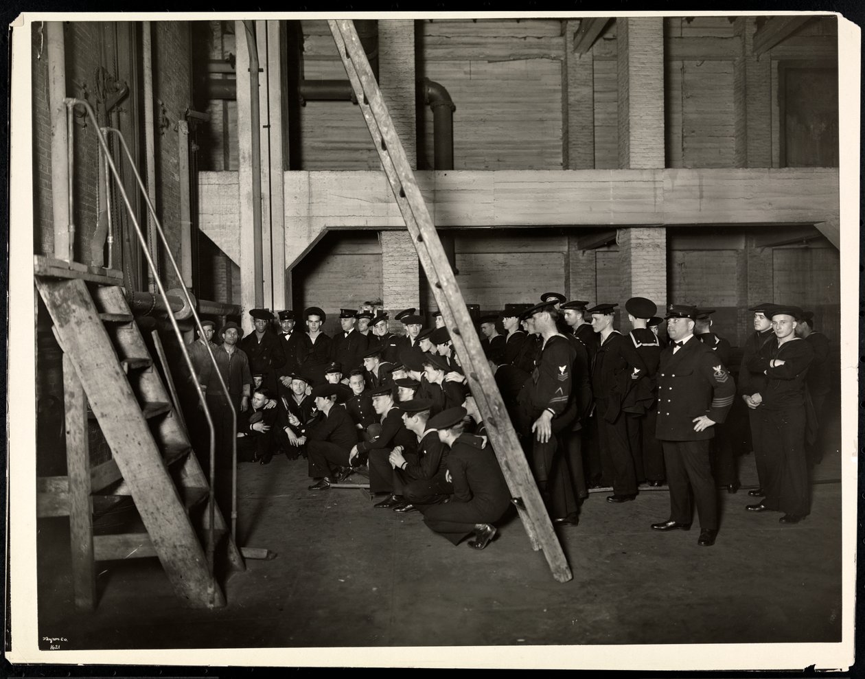 Marinheiros do USS &39;Maryland&39; inspecionando o forno em uma excursão pelo Hotel Commodore, 1922 (impressão em gelatina de prata) de Byron Company