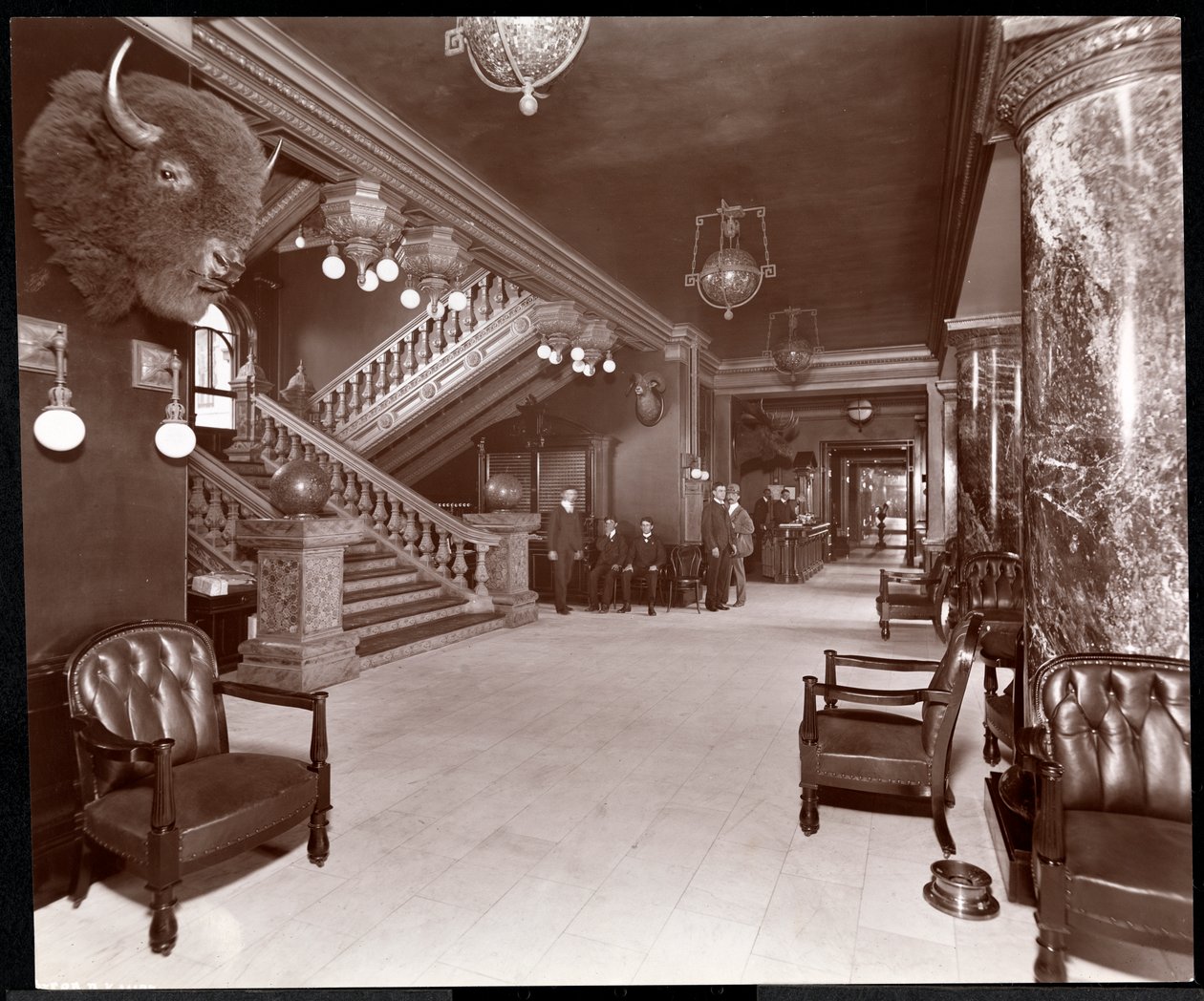 Escada e lobby no Park Avenue Hotel, 1901 ou 1902 (impressão em gelatina prateada) de Byron Company