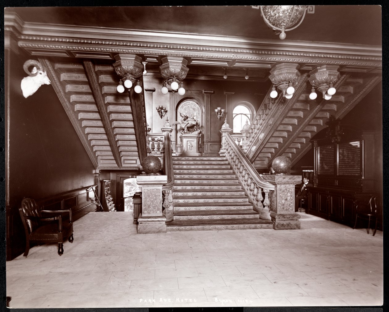 Escada no Park Avenue Hotel, 1901 ou 1902 (impressão em gelatina de prata) de Byron Company