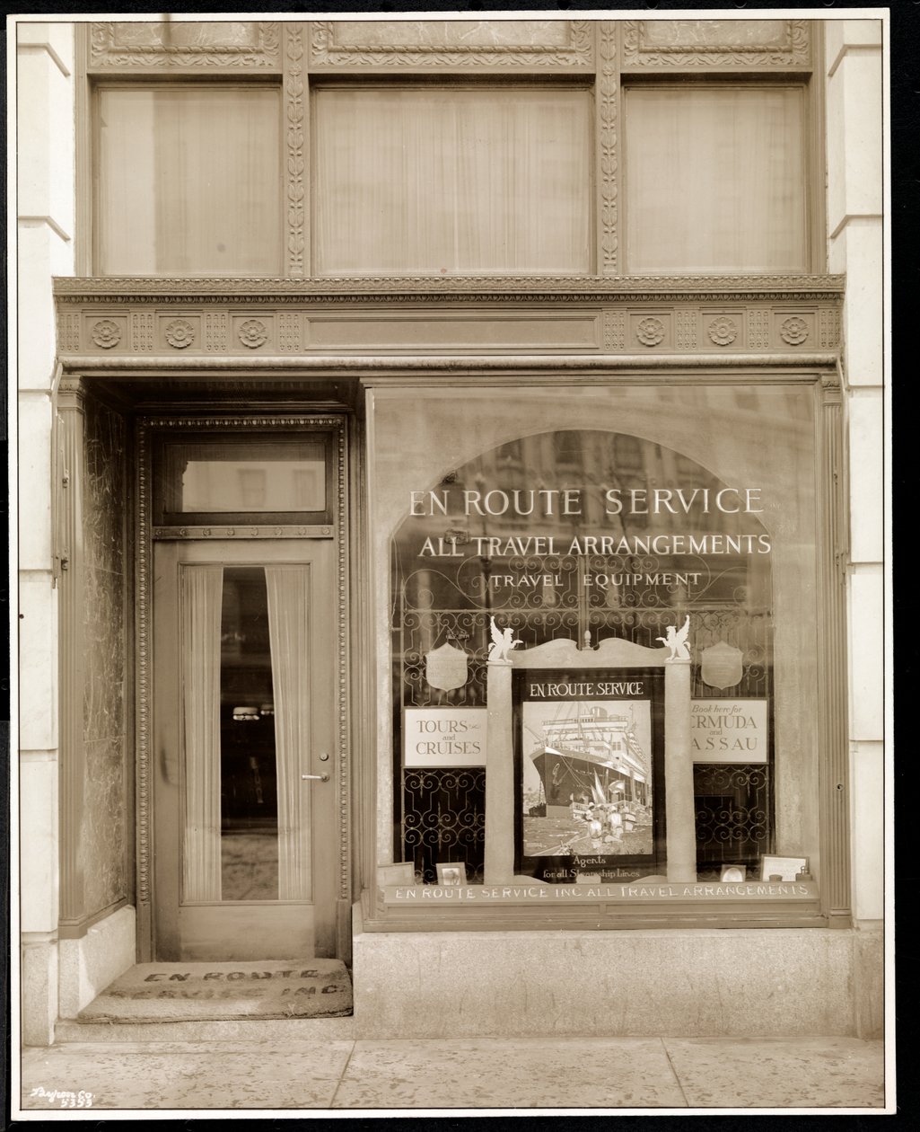 Vitrine da En Route Service, Inc., no Hotel Savoy Plaza, 59th Street e 5th Avenue, Nova York, 1928 (impressão em gelatina de prata) de Byron Company