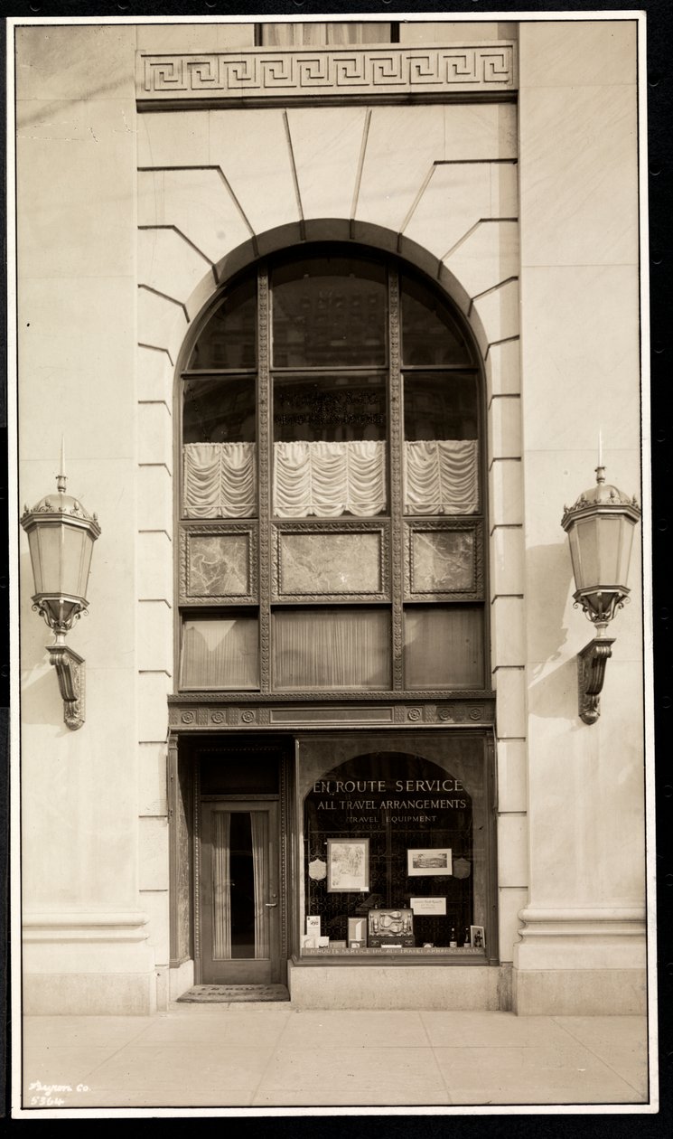 Vitrine da En Route Service, Inc., no Hotel Savoy Plaza, 59th Street e 5th Avenue, Nova York, 1928 (impressão em gelatina de prata) de Byron Company