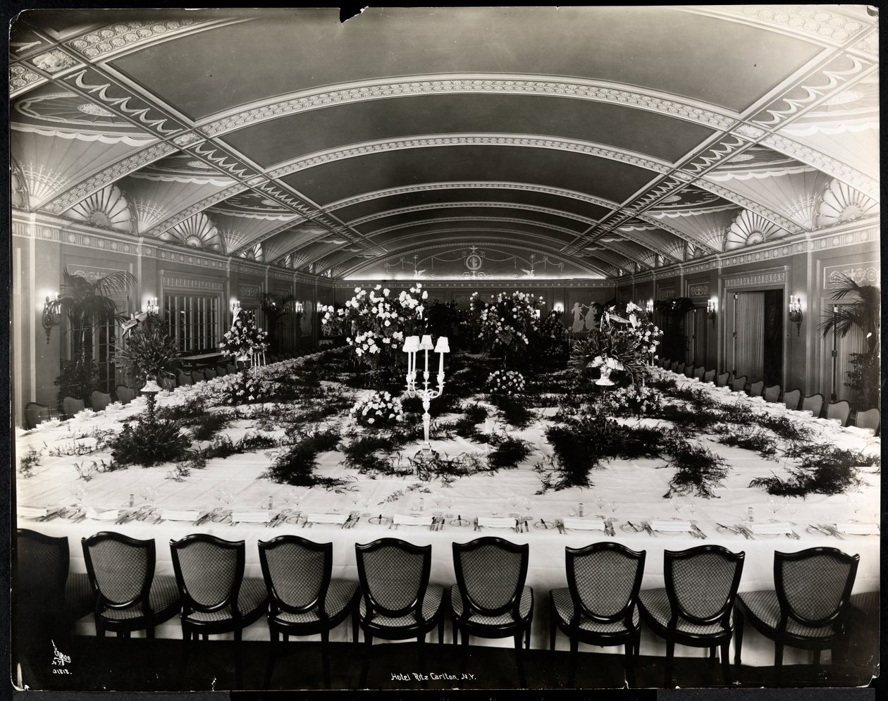 Conjunto de mesa para um banquete no Ritz-Carlton Hotel, 1913 (impressão em gelatina de prata) de Byron Company