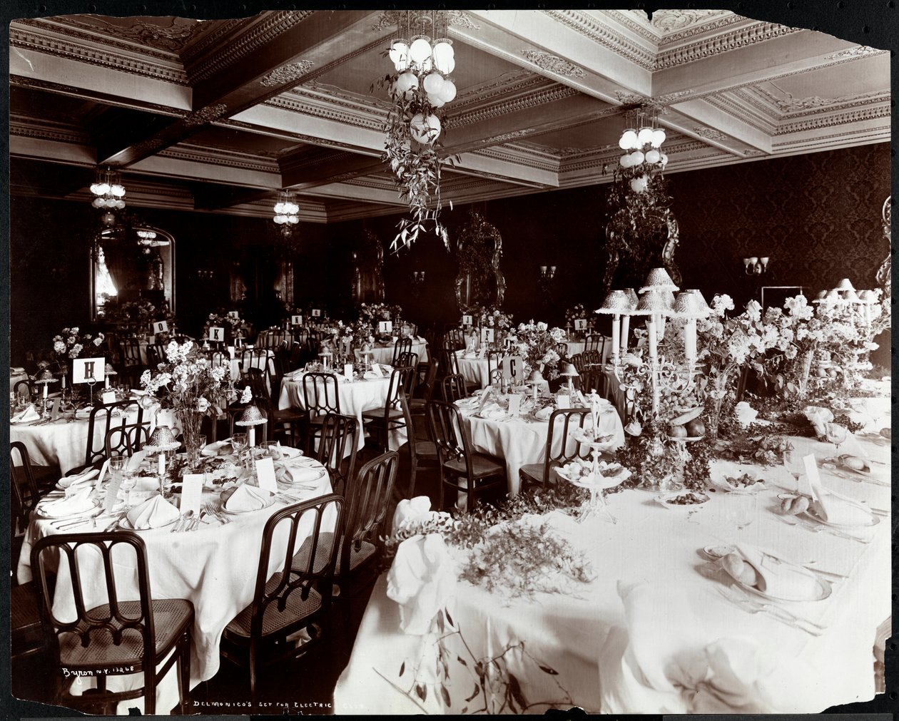 Mesas marcadas para o banquete do Electric Club no Hotel Delmonico, 1902 (impressão em gelatina de prata) de Byron Company