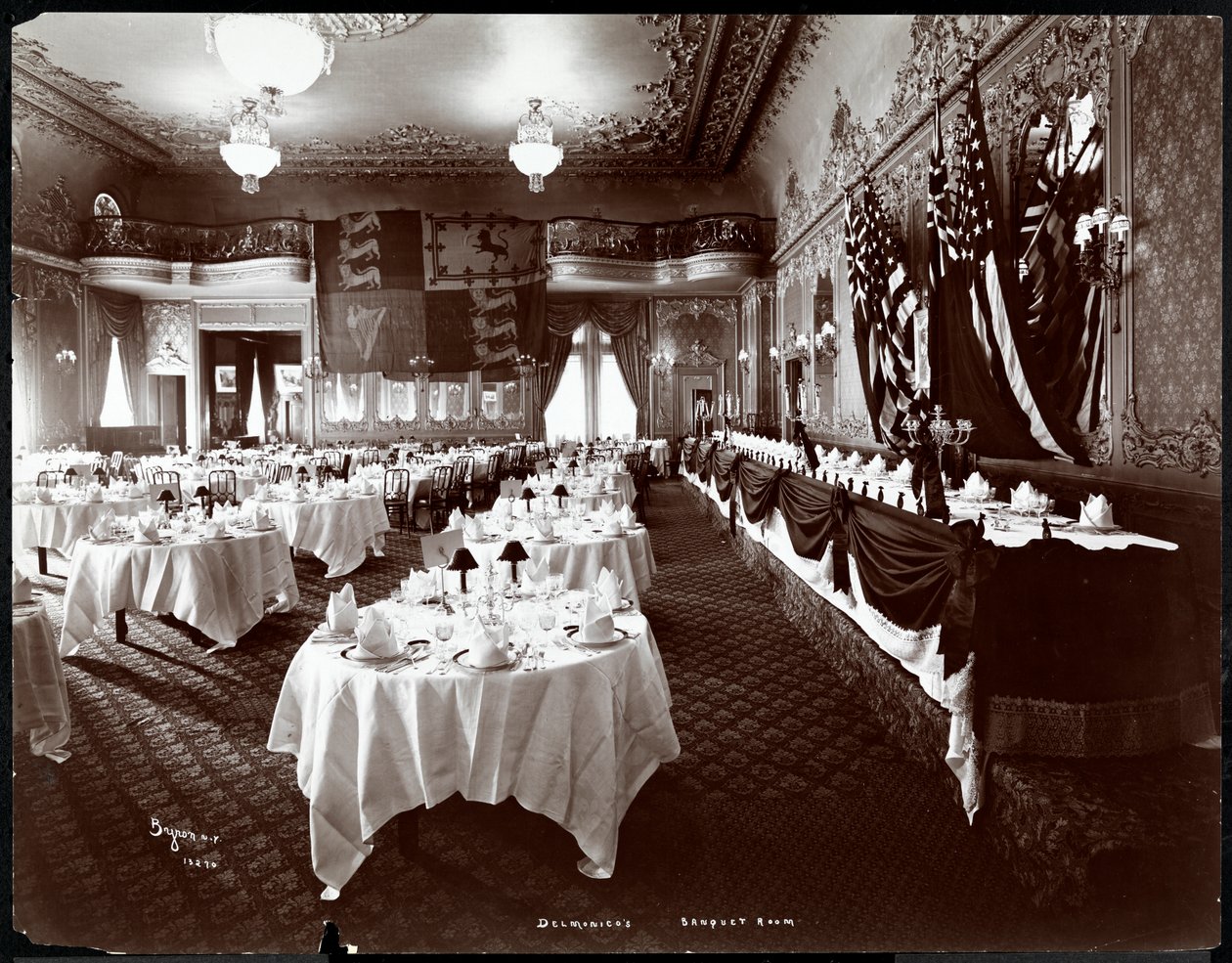 Mesas na Sala de Banquetes do Hotel Delmonico, 1902 (impressão em gelatina prateada) de Byron Company