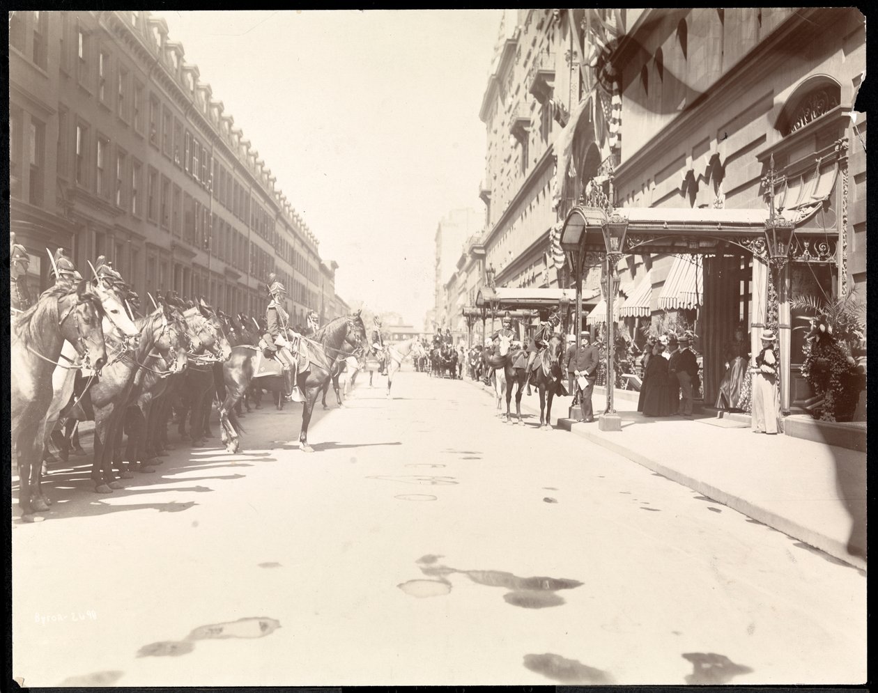 A equipe do governador aguarda a chegada de Li Hung Chang no Waldorf Astoria Hotel, Nova York, 1896 (impressão em gelatina de prata) de Byron Company