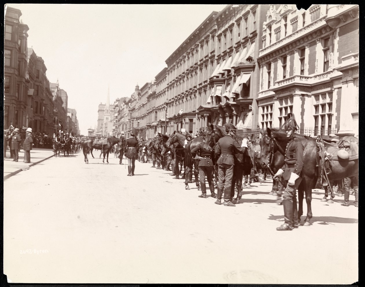 A equipe do governador aguarda a chegada de Li Hung Chang no Waldorf Astoria Hotel, 34th Street, Nova York, 1896 (impressão em gelatina de prata) de Byron Company